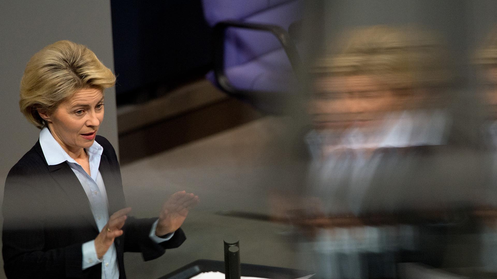 Bundesverteidigungsministerin Ursula von der Leyen (CDU) während der Bundestagssitzung in Berlin zur Attraktivitätssteigerung der Bundeswehr. Bundesverteidigungsministerin Ursula von der Leyen (CDU) während der Bundestagssitzung in Berlin zur Attraktivitätssteigerung der Bundeswehr.