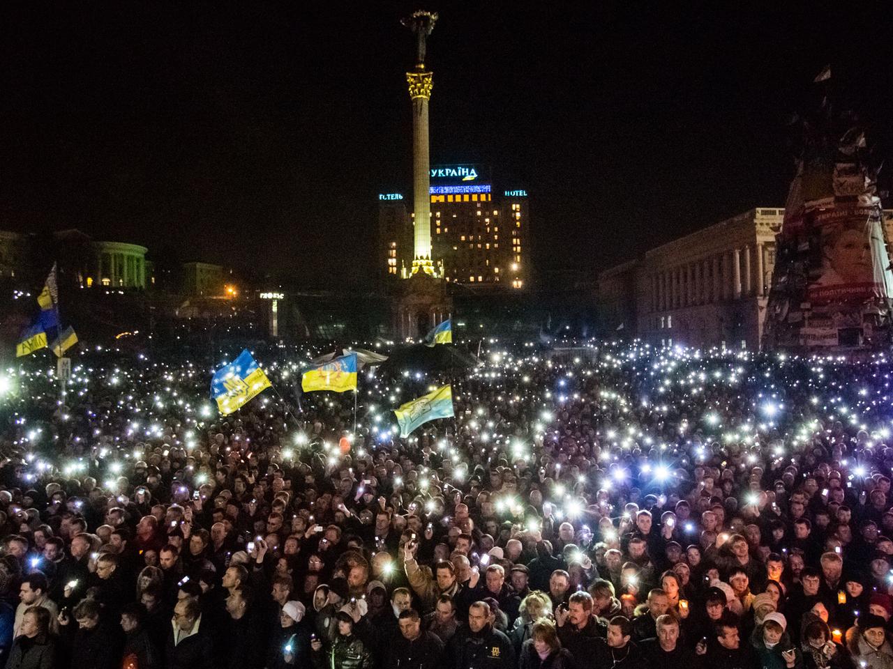 Zehntausende Menschen demonstrieren auf dem Maidan in Kiew.