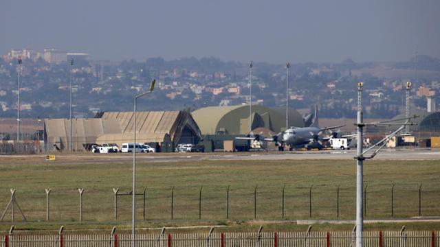Der türkische Luftwaffenstützpunkt Incirlik nahe Adana aus der Ferne fotografiert. Man sieht Hangars und ein Flugzeug.
