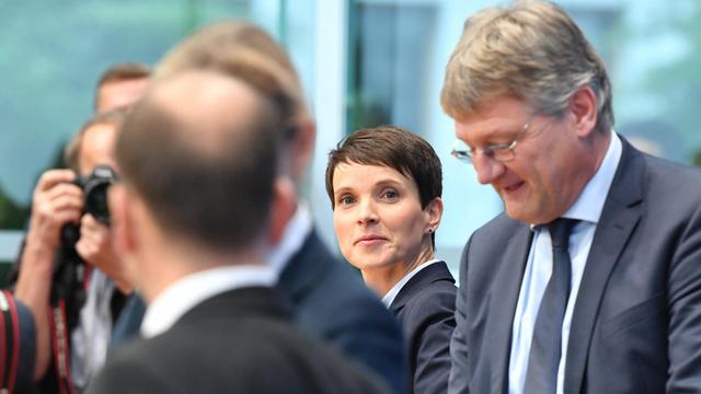 Frauke Petry, Bundesvorsitzende der Partei Alternative für Deutschland (AfD), steht am 25.09.2017 zusammen mit Jörg Meuthen, Bundesvorsitzender der Partei Alternative für Deutschland (AfD) (r), in der Bundespressekonferenz in Berlin.