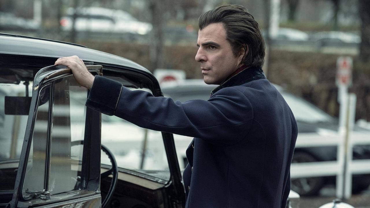Zachary Quinto als Charlie Manx vor einer geöffneten Limousinentür Zachary Quinto als Charlie Manx vor einer geöffneten Limousinentür