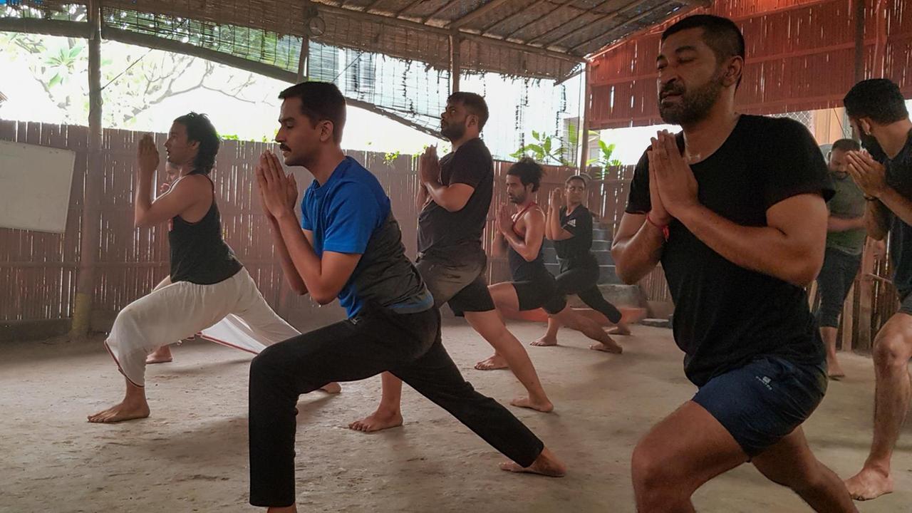 Kalari-Schüler nehmen beim Training gemeinsam eine Pose ein. Kalari-Schüler nehmen beim Training gemeinsam eine Pose ein.