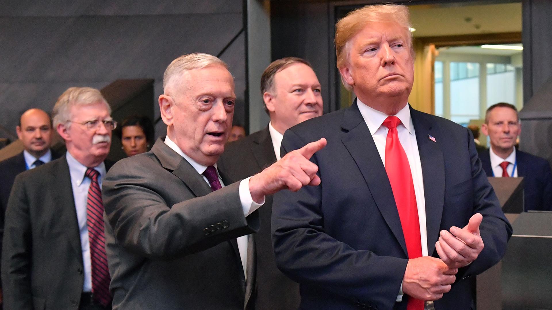 US-Verteidigungsminister James Mattis (links) und Präsident Donald Trump in Brüssel US-Verteidigungsminister James Mattis (links) und Präsident Donald Trump in Brüssel