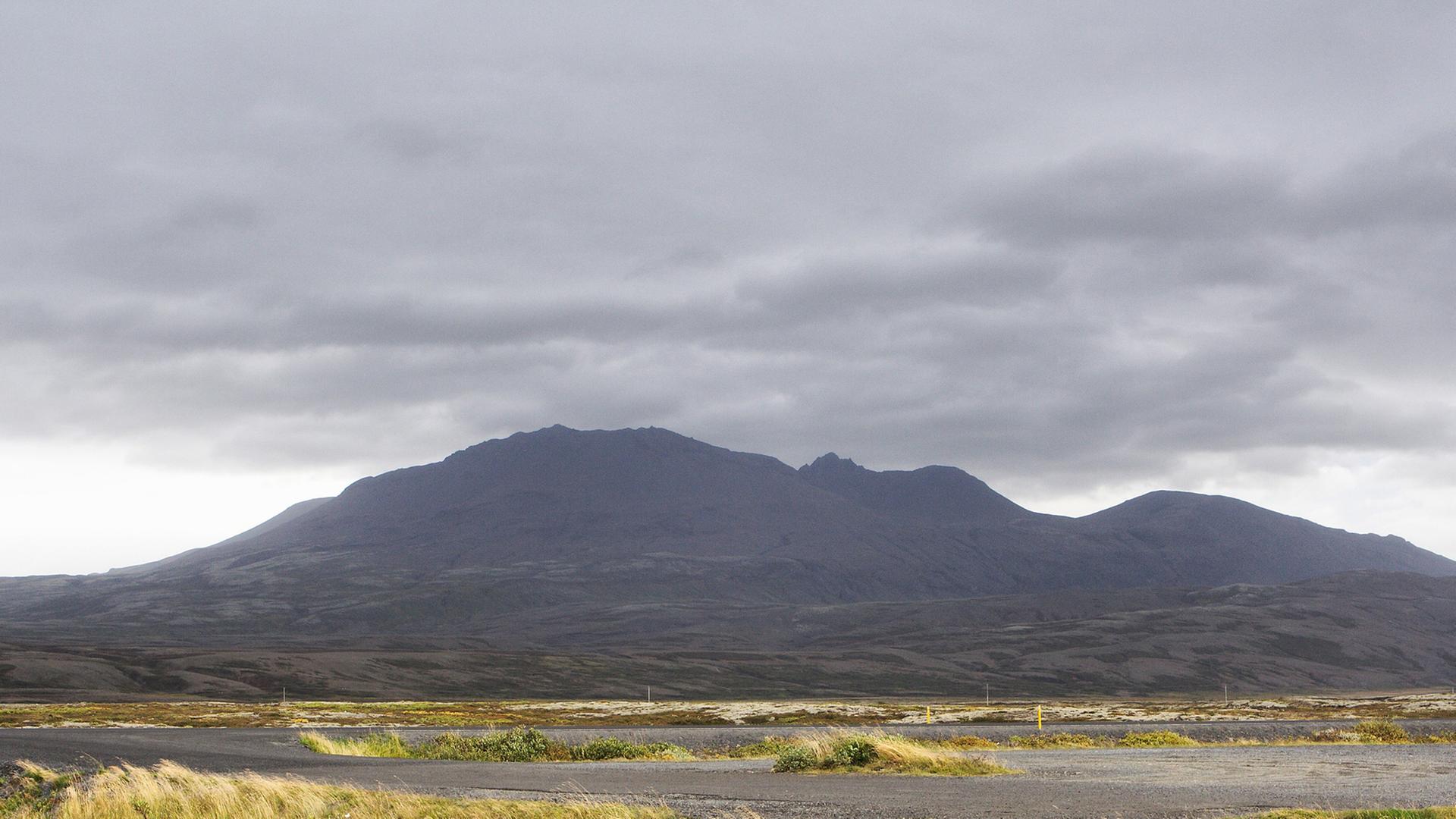 Blick auf Isländische Vulkane und Berge an der Gjabakkavegur, einem Abschnitt der Landstraße 365