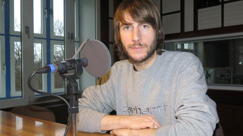 Porträtfoto des Musikers Maximilian Hecker im Studio bei Deutschlandradio Kultur