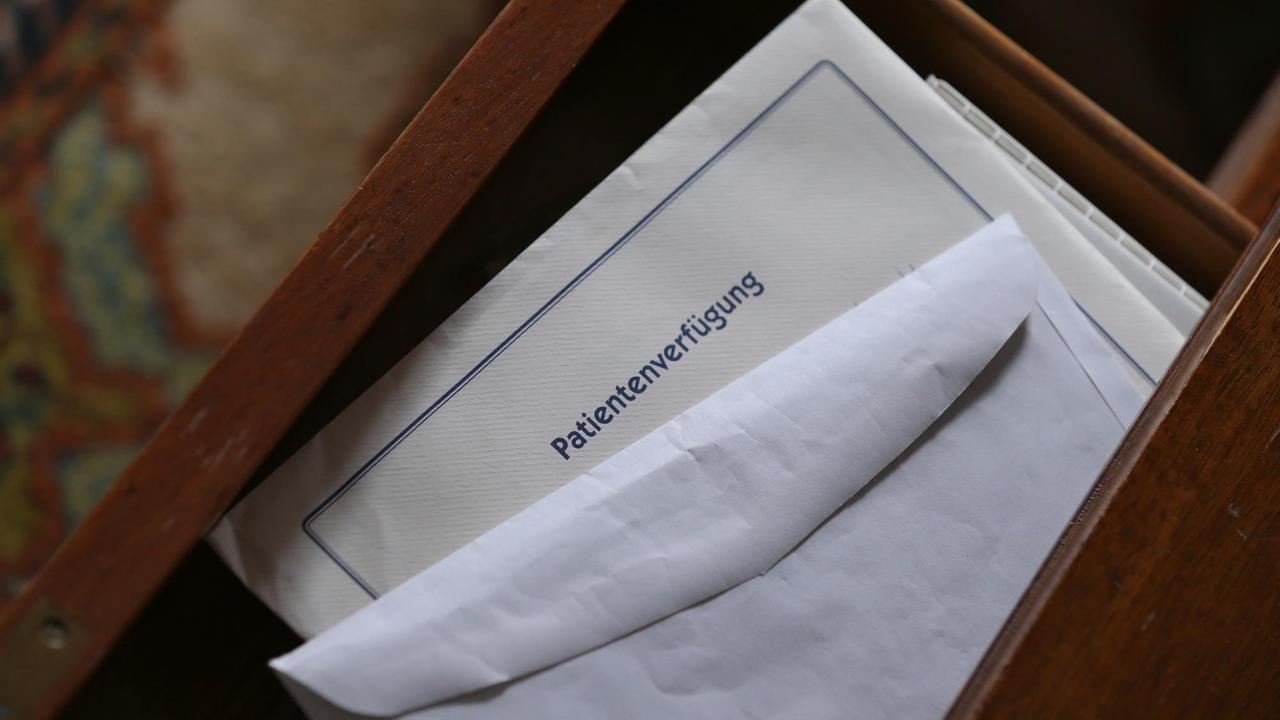 Ein Patientenverfügungsdokument liegt in einer offenen Schublade. Ein Patientenverfügungsdokument liegt in einer offenen Schublade.