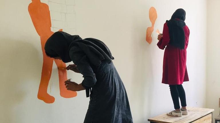 Hafiza Qasimi bei der Arbeit Hafiza Qasimi bei der Arbeit
