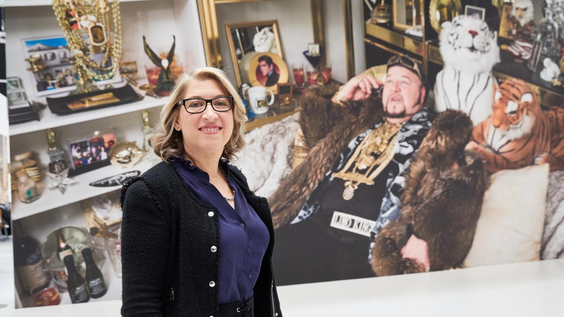 Fotografin Lauren Greenfield vor ihrem Bild "Limo Bob in his office" bei ihrer Ausstellung "Generation Wealth" in den Hamburger Deichtorhallen. Fotografin Lauren Greenfield vor ihrem Bild "Limo Bob in his office" bei ihrer Ausstellung "Generation Wealth" in den Hamburger Deichtorhallen.