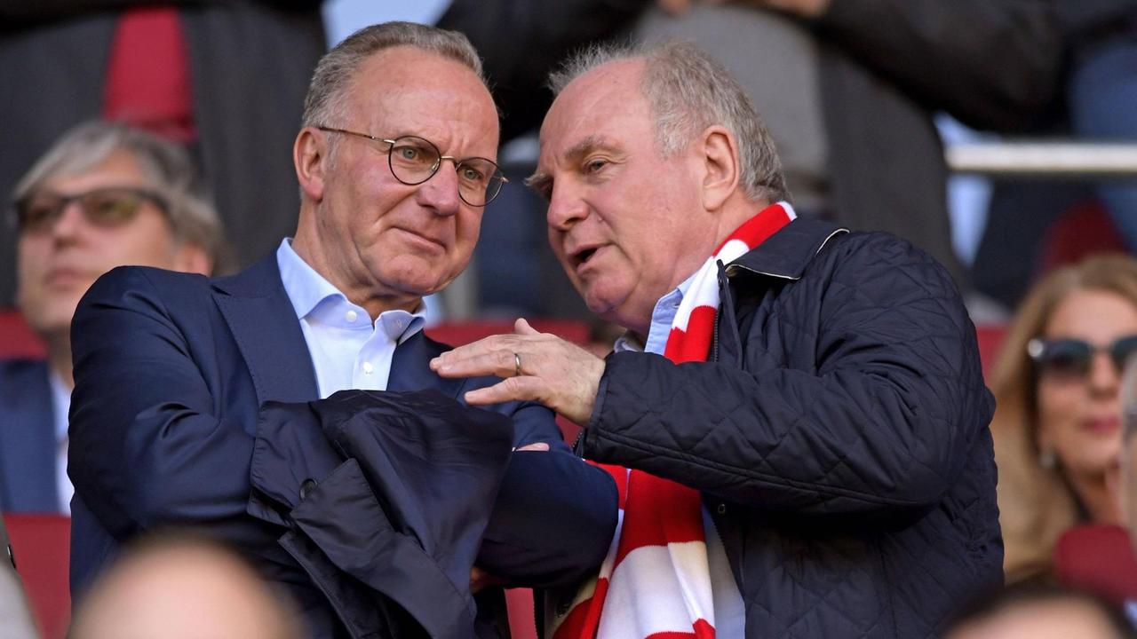 Vorstandsvorsitzender Karl-Heinz Rummenigge und Präsident Uli Hoeneß auf der Tribüne im Gespräch. Vorstandsvorsitzender Karl-Heinz Rummenigge und Präsident Uli Hoeneß auf der Tribüne im Gespräch.
