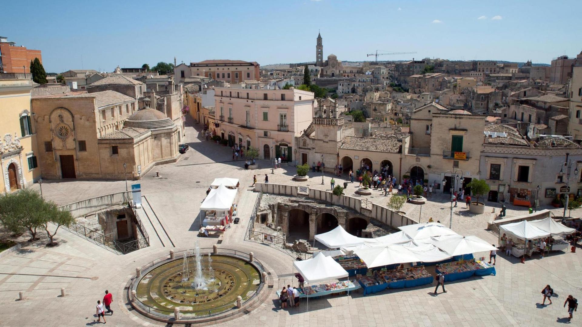 Blick auf den Veneto-Platz in Matera, Italien. Blick auf den Veneto-Platz in Matera, Italien.