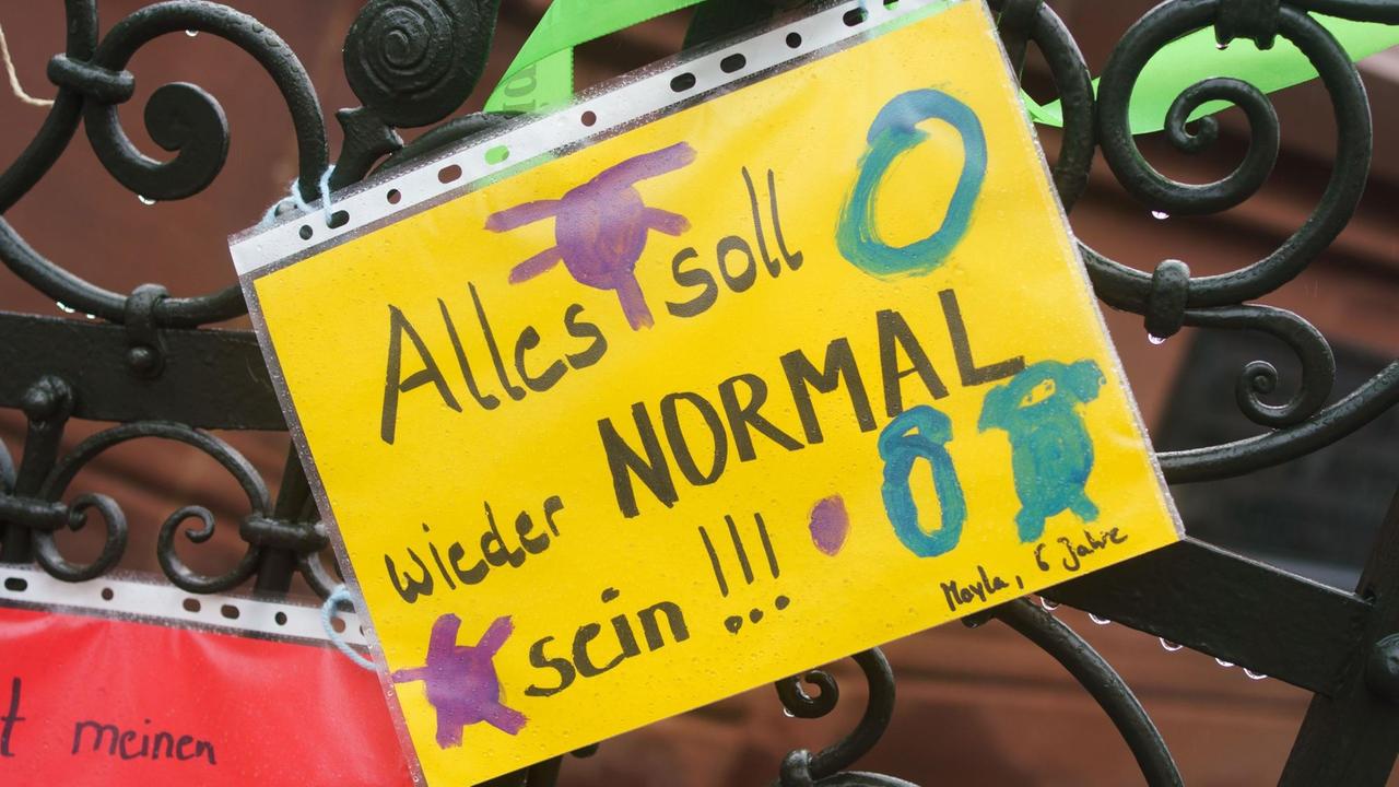 "Alles soll wieder normal sein" steht als Wunsch auf einem bunt bemalten Blatt. "Alles soll wieder normal sein" steht als Wunsch auf einem bunt bemalten Blatt.