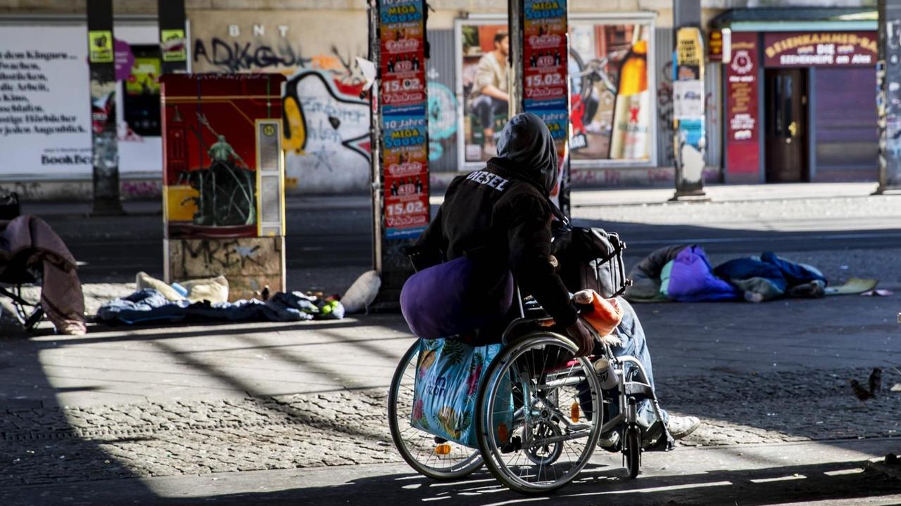 Ein einsamer Obdachloser auf dem Rollstuhl am Alexanderplatz in Berlin. Ein einsamer Obdachloser auf dem Rollstuhl am Alexanderplatz in Berlin.