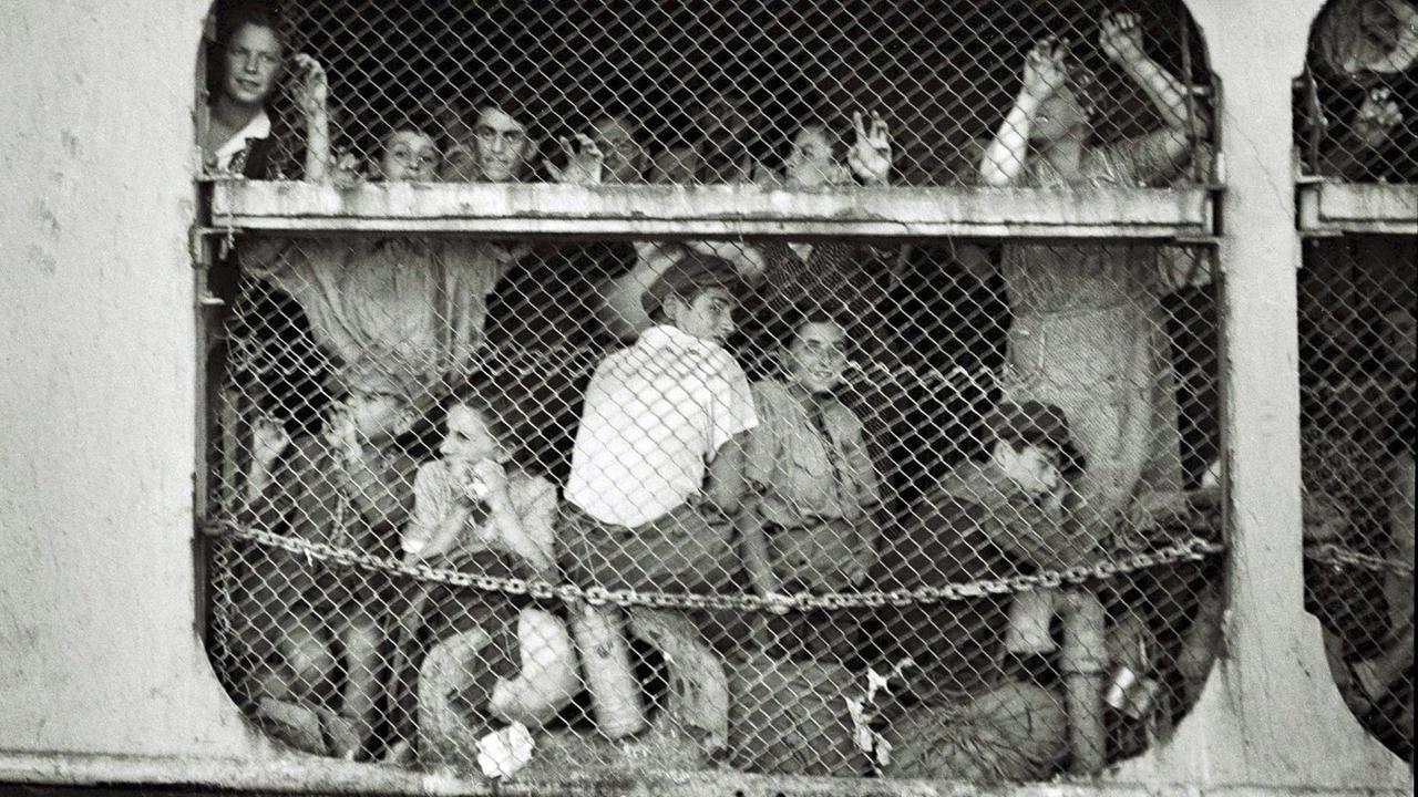 Flüchtlinge aus Europa an Bord des Schiffes Exodus, aufgenommen am 18.7.1947 bei der Einfahrt in den Hafen von Haifa Flüchtlinge aus Europa an Bord des Schiffes Exodus, aufgenommen am 18.7.1947 bei der Einfahrt in den Hafen von Haifa