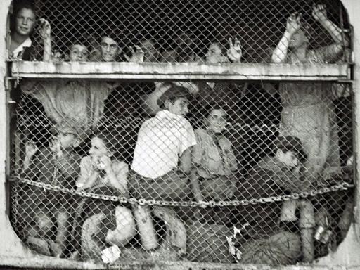 Flüchtlinge aus Europa an Bord des Schiffes Exodus, aufgenommen am 18.7.1947 bei der Einfahrt in den Hafen von Haifa