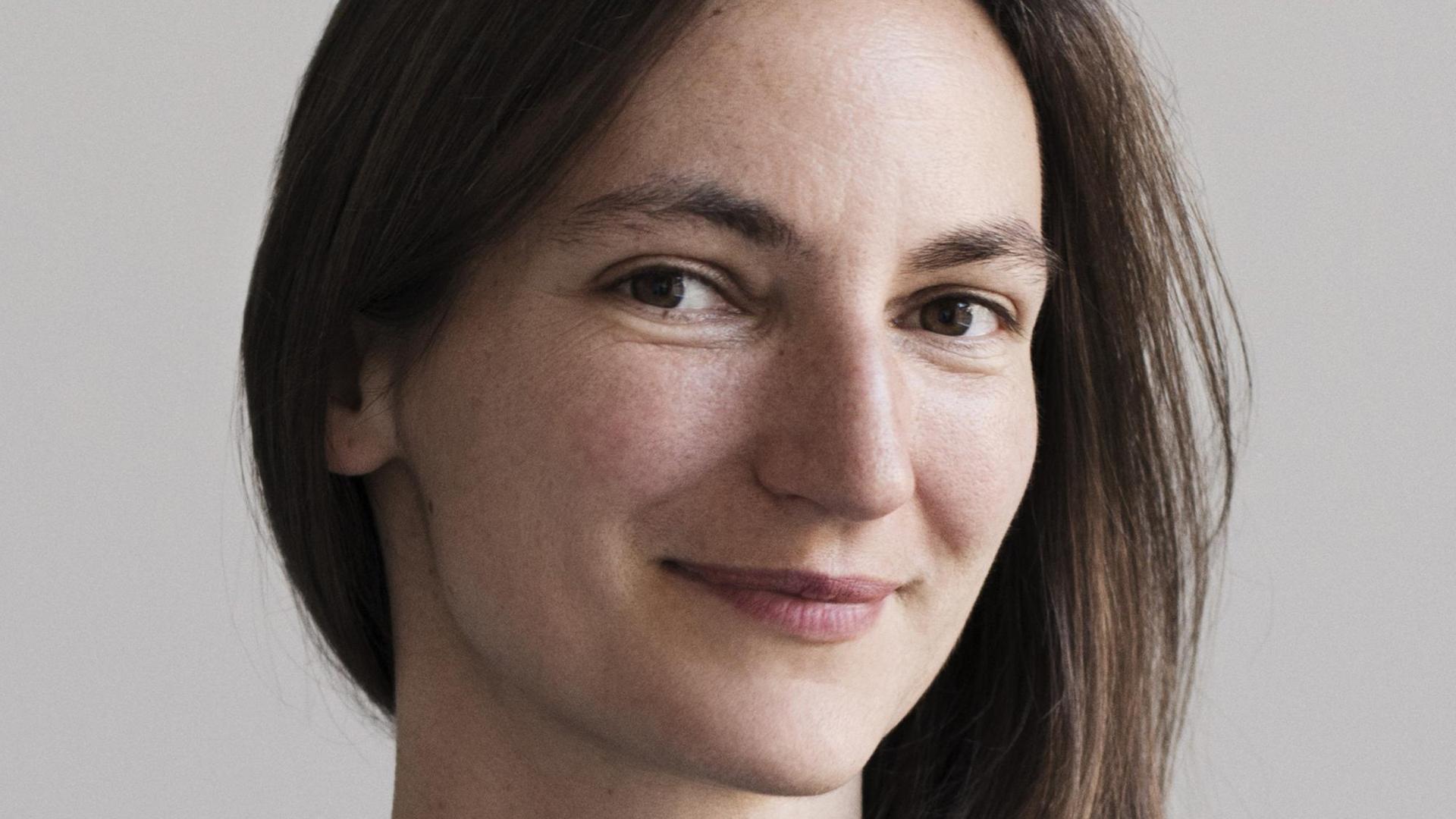 Die Journalistin und Sachbuchautorin Jutta Person Die Journalistin und Sachbuchautorin Jutta Person