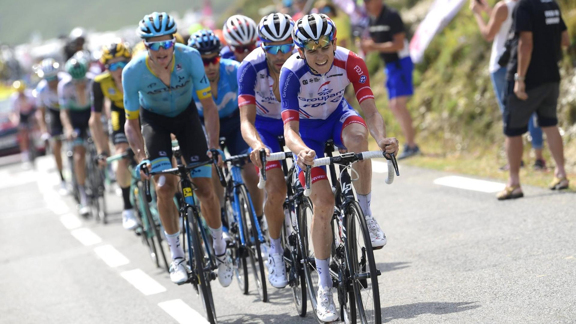 Vorne David Gaudu (Frankreich / Team Groupama FDJ) vor links Jakob Fuglsang (Daenemark / Team Astana) und rechts Thibaut Pinot (Frankreich / Team Groupama FDJ) bei der 14. Etappe der Tour de France Vorne David Gaudu (Frankreich / Team Groupama FDJ) vor links Jakob Fuglsang (Daenemark / Team Astana) und rechts Thibaut Pinot (Frankreich / Team Groupama FDJ) bei der 14. Etappe der Tour de France