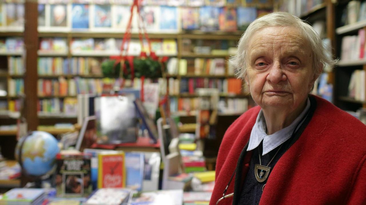 Die Buchhändlerin Helga Weyhe steht in ihrer Buchhandlung in der Hansestadt Salzwedel (Sachsen-Anhalt).