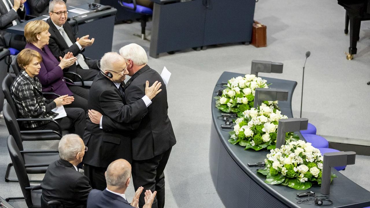 Reuven Rivlin (M, l), Staatspräsident von Israel, und Bundespräsident Frank-Walter Steinmeier (M, r) umarmen sich bei der Gedenkstunde im Deutschen Bundestag für die Opfer des Nationalsozialismus nach Steinmeiers Rede. Reuven Rivlin (M, l), Staatspräsident von Israel, und Bundespräsident Frank-Walter Steinmeier (M, r) umarmen sich bei der Gedenkstunde im Deutschen Bundestag für die Opfer des Nationalsozialismus nach Steinmeiers Rede.