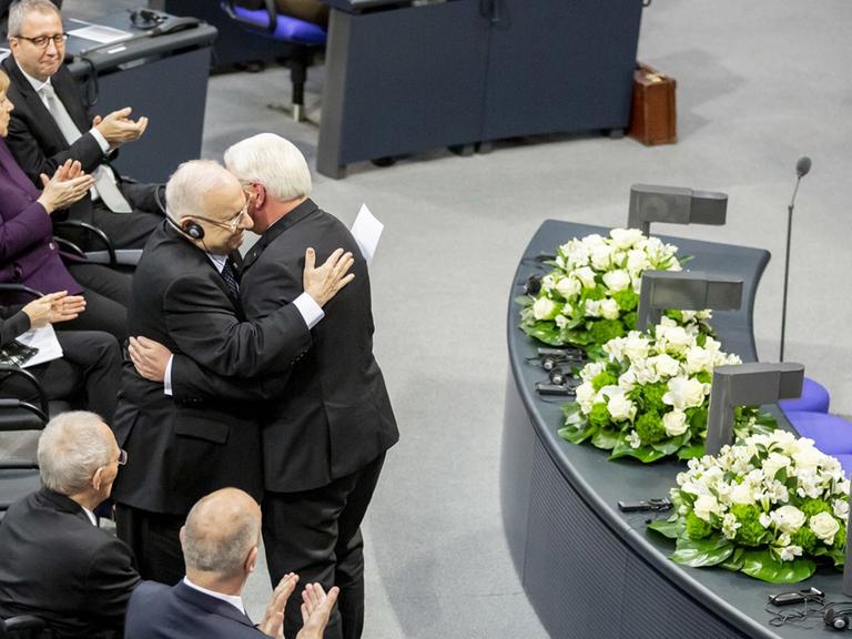 Reuven Rivlin (M, l), Staatspräsident von Israel, und Bundespräsident Frank-Walter Steinmeier (M, r) umarmen sich bei der Gedenkstunde im Deutschen Bundestag für die Opfer des Nationalsozialismus nach Steinmeiers Rede.