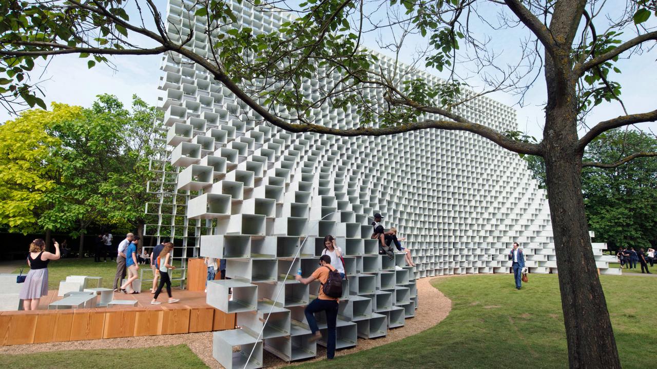 Serpentine Pavilion im Londoner Hyde Park im Sommer 2016 Serpentine Pavilion im Londoner Hyde Park im Sommer 2016