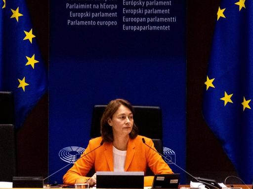 Katarina Barley sitzt während einer Plenarsitzung im EU-Parlament auf ihrem Platz.