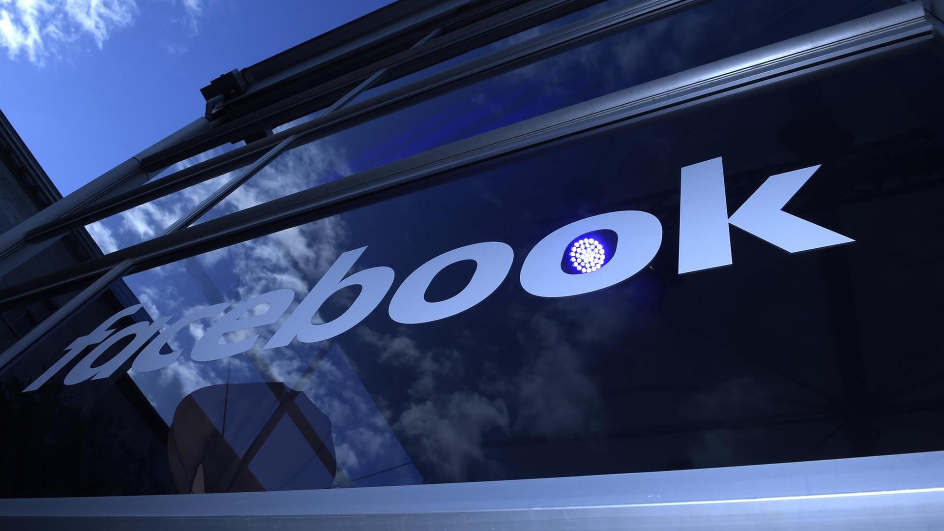 Ein Facebook-Logo ist am Fenster eines Hauses zu sehen Ein Facebook-Logo ist am Fenster eines Hauses zu sehen