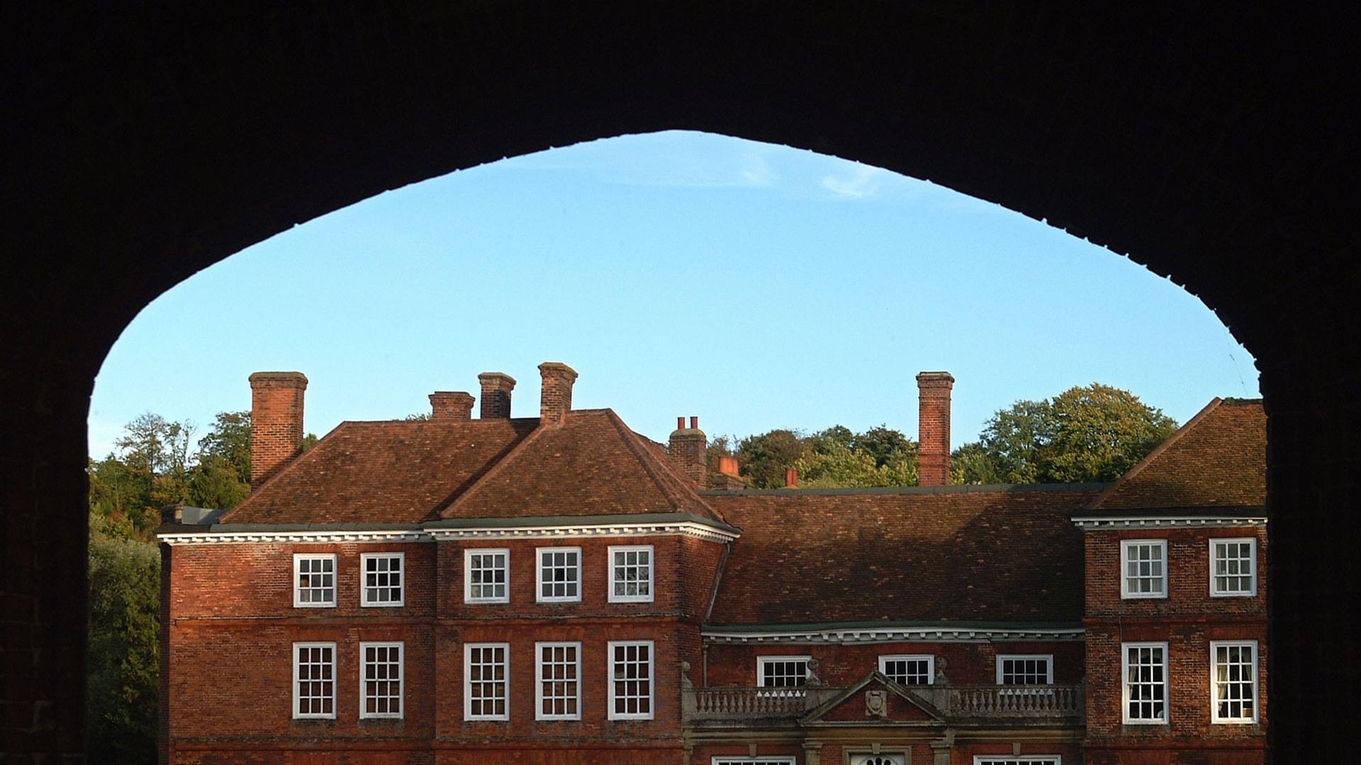 Außenaufnahme des im 15. Jahrhundert erbauten Lullinstone Castle in Kent (Oktober 2003). Außenaufnahme des im 15. Jahrhundert erbauten Lullinstone Castle in Kent (Oktober 2003).
