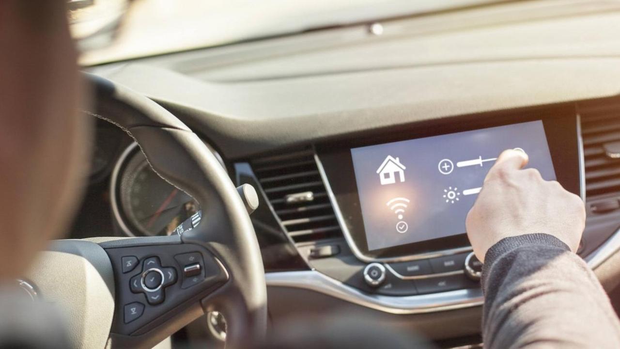 Fahrer mit Computer in seinem PKW Fahrer mit Computer in seinem PKW