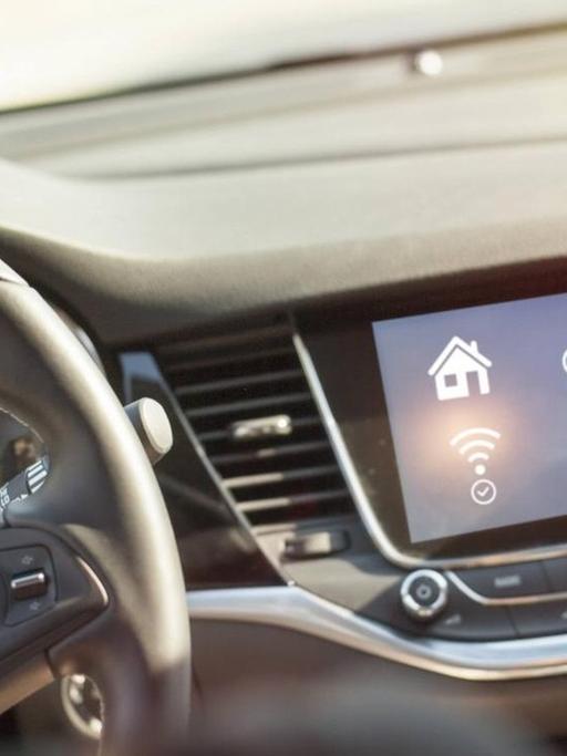 Fahrer mit Computer in seinem PKW