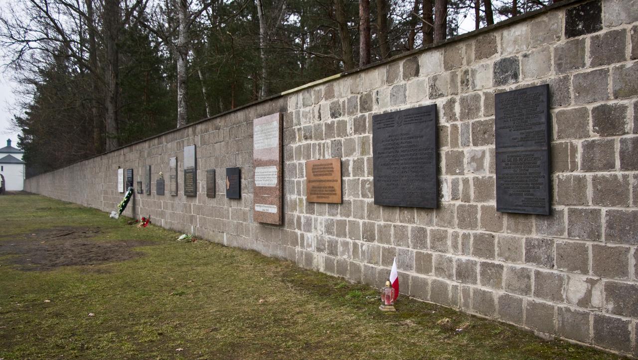 Gedenktafeln im ehemaligen Konzentrationslager Sachsenhausen