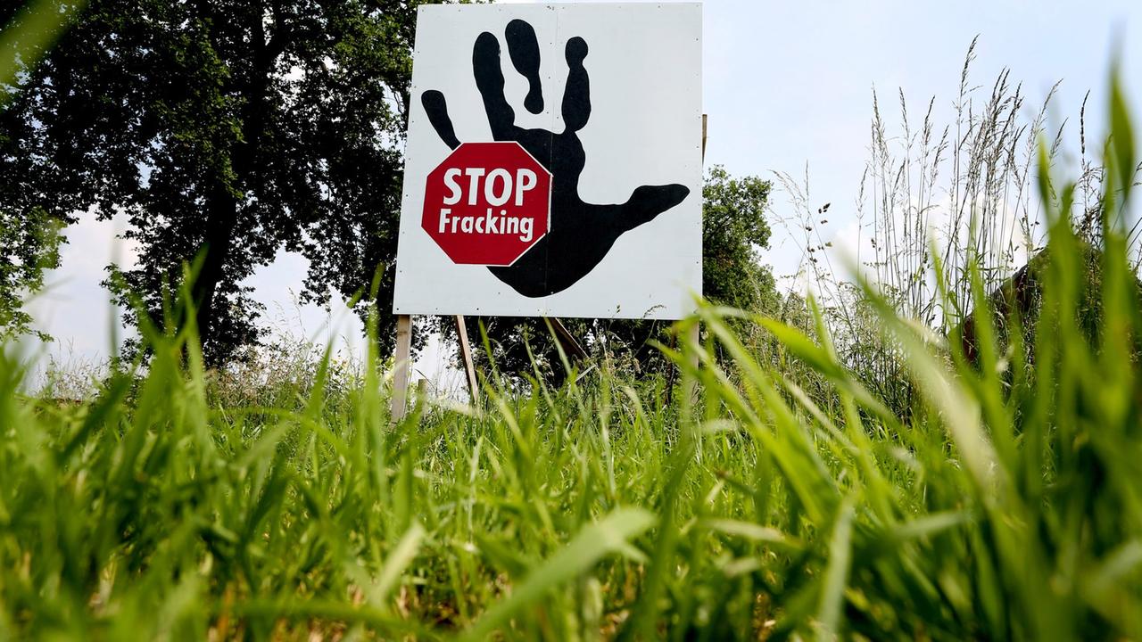 Ein Plakat mit der Aufschrift «Stop Fracking» steht am 03.06.2014 in Brünen (Nordrhein-Westfalen) am Niederrhein in einem Feld. Ein Plakat mit der Aufschrift «Stop Fracking» steht am 03.06.2014 in Brünen (Nordrhein-Westfalen) am Niederrhein in einem Feld.