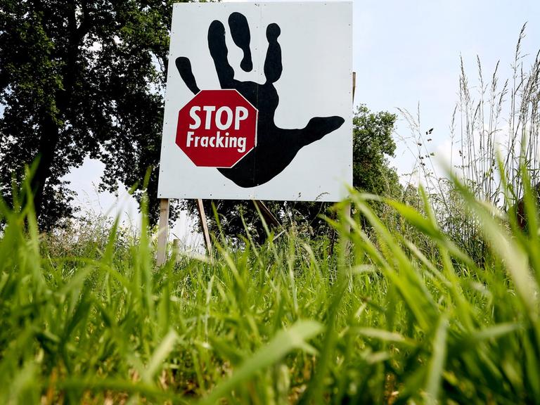 Ein Plakat mit der Aufschrift «Stop Fracking» steht am 03.06.2014 in Brünen (Nordrhein-Westfalen) am Niederrhein in einem Feld.