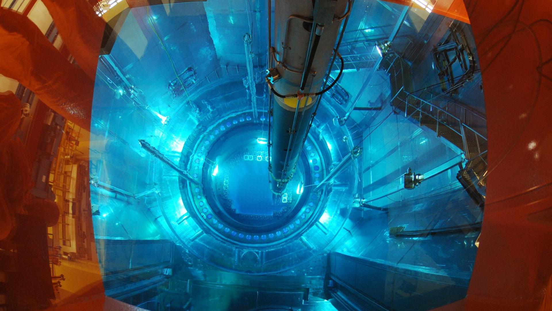 In den geöffneten Reaktordruckbehälter werden im Atomkraftwerk Isar 2 nahe Essenbach (Niederbayern) während der jährlichen Revision, Brennelemente eingesetzt.
