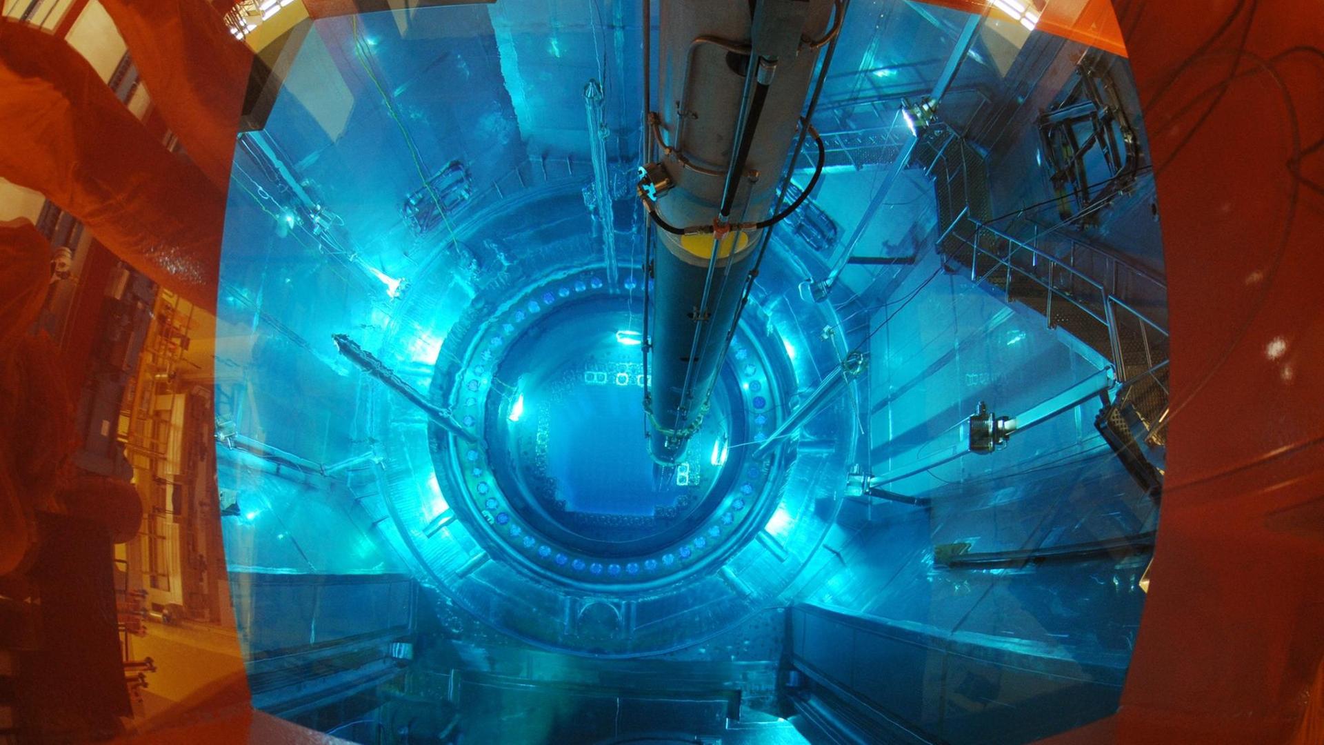 In den geöffneten Reaktordruckbehälter werden im Atomkraftwerk Isar 2 nahe Essenbach (Niederbayern) während der jährlichen Revision, Brennelemente eingesetzt. In den geöffneten Reaktordruckbehälter werden im Atomkraftwerk Isar 2 nahe Essenbach (Niederbayern) während der jährlichen Revision, Brennelemente eingesetzt.