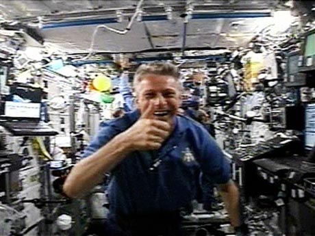 Der deutsche Astronaut Thomas Reiter signalisiert: Alles in Ordnung! Der deutsche Astronaut Thomas Reiter signalisiert: Alles in Ordnung!