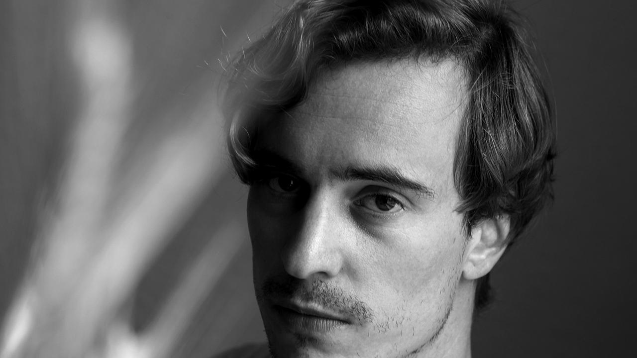 Autor Fabian Hischmann (undatierte Aufnahme). Hischmanns melancholischer Debütroman «Am Ende schmeißen wir mit Gold», (Berlin Verlag) ist für den Preis der Leipziger Buchmesse in der Kategorie Belletristik nominiert Autor Fabian Hischmann (undatierte Aufnahme). Hischmanns melancholischer Debütroman «Am Ende schmeißen wir mit Gold», (Berlin Verlag) ist für den Preis der Leipziger Buchmesse in der Kategorie Belletristik nominiert