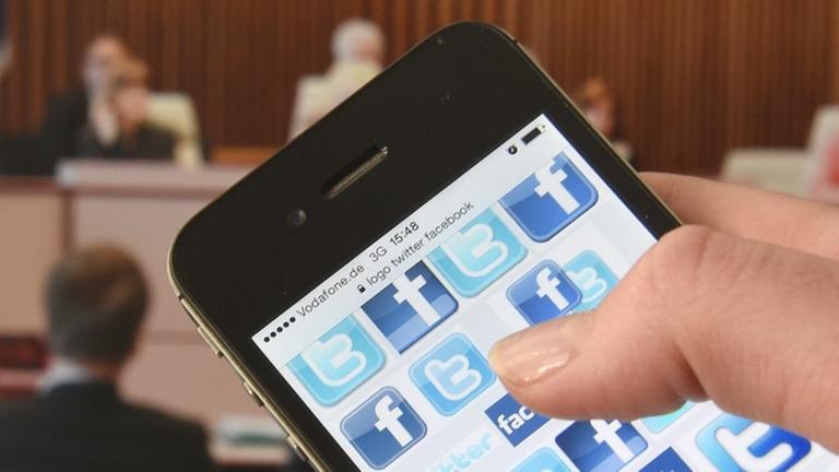 Ein Smartphone im Landtag in Schwerin (Mecklenburg-Vorpommern) Ein Smartphone im Landtag in Schwerin (Mecklenburg-Vorpommern)