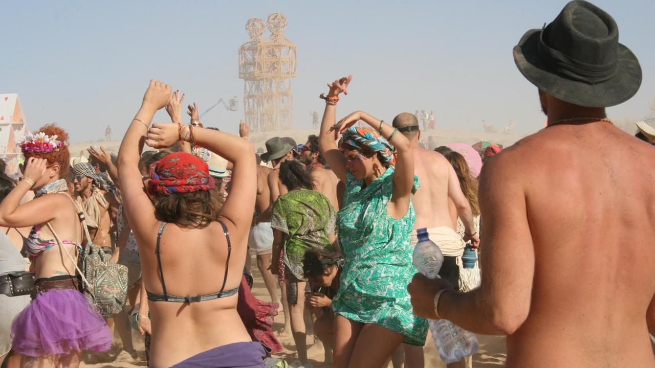 Teilnehmer des Midburn 2016 in der Negev-Wüste in Israel feiern am 10. Juni 2016 das Festival. Rund 8000 Menschen leben von 8. bis zum 12. Juni in einer Zeltstadt in der Wüste und zelebrieren Kunst, Musik, Tanzen und ein Lebensgefühl der Freiheit. Foto: Stefanie Järkel/dpa (Zu dpa "Im Midburn-Fieber: Sternengucker, Zeitreisende und Freigeister") | Verwendung weltweit Teilnehmer des Midburn 2016 in der Negev-Wüste in Israel feiern am 10. Juni 2016 das Festival. Rund 8000 Menschen leben von 8. bis zum 12. Juni in einer Zeltstadt in der Wüste und zelebrieren Kunst, Musik, Tanzen und ein Lebensgefühl der Freiheit. Foto: Stefanie Järkel/dpa (Zu dpa "Im Midburn-Fieber: Sternengucker, Zeitreisende und Freigeister") | Verwendung weltweit