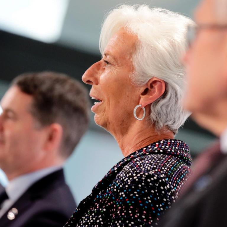 Der europäische Wirtschaftskommissar Paolo Gentiloni (l-r), der Präsident der Eurogruppe, Paschal Donohoe, die Präsidentin der Europäischen Zentralbank (EZB), Christine Lagarde, und der Geschäftsführer des Europäischen Stabilitätsmechanismus (ESM), Klaus Regling, nehmen an einer Pressekonferenz während des Informellen Treffens der Wirtschafts- und Finanzminister teil. 
