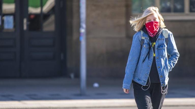Seit dem 20. April 2020 gilt in Sachsen eine Mundschutzpflicht im ÖPNV und in Geschäften. Die Stadt Leipzig und die Leipziger Verkehrsbetriebe luden deshalb zu einem Pressetermin, bei dem Masken an Mitarbeiter verteilt wurden. Die Polizeibehörde kontrolliert die Bahnsteige der Straßenbahn und Menschen gehen mit Mundschutz durch die Straßen. *** Since 20 April 2020, face masks have been compulsory in Saxony on public transport and in shops The city of Leipzig and the Leipzig public transport company therefore invited to a press event at which masks were distributed to employees The police authority inspects tram platforms and people walk through the streets wearing face masks Seit dem 20. April 2020 gilt in Sachsen eine Mundschutzpflicht im ÖPNV und in Geschäften. Die Stadt Leipzig und die Leipziger Verkehrsbetriebe luden deshalb zu einem Pressetermin, bei dem Masken an Mitarbeiter verteilt wurden. Die Polizeibehörde kontrolliert die Bahnsteige der Straßenbahn und Menschen gehen mit Mundschutz durch die Straßen. *** Since 20 April 2020, face masks have been compulsory in Saxony on public transport and in shops The city of Leipzig and the Leipzig public transport company therefore invited to a press event at which masks were distributed to employees The police authority inspects tram platforms and people walk through the streets wearing face masks