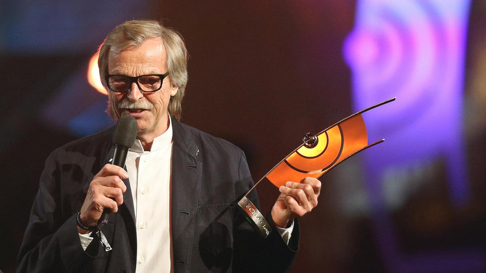 Der Geschäftsführer des Musiklabels ACT, Siegfried Loch, freut sich am 23.05.2013 in Hamburg über den "Echo Jazz" Preis 2013 in der Kategorie "Jazz-Label des Jahres". Die Auszeichnungen in 30 Kategorien werden zum vierten Mal von der deutschen Phono-Akademie vergeben. Hamburg ist zum ersten Mal Schauplatz des Jazz-Echos und soll es in den nächsten beiden Jahren bleiben. Foto: Christian Charisius/dpaFotograf:Christian Charisius Der Geschäftsführer des Musiklabels ACT, Siegfried Loch, freut sich am 23.05.2013 in Hamburg über den "Echo Jazz" Preis 2013 in der Kategorie "Jazz-Label des Jahres". Die Auszeichnungen in 30 Kategorien werden zum vierten Mal von der deutschen Phono-Akademie vergeben. Hamburg ist zum ersten Mal Schauplatz des Jazz-Echos und soll es in den nächsten beiden Jahren bleiben. Foto: Christian Charisius/dpaFotograf:Christian Charisius