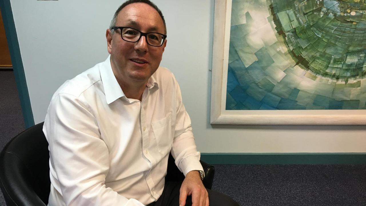 Professor Paul de Leuww vom Energy Transition Institute an der Robert Gordon University in Aberdeen sitzt auf einem Stuhl und schaut in die Kamera Professor Paul de Leuww vom Energy Transition Institute an der Robert Gordon University in Aberdeen sitzt auf einem Stuhl und schaut in die Kamera