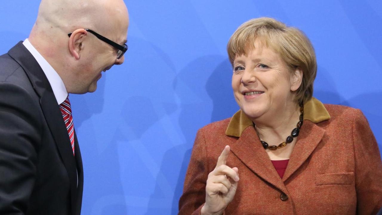 Bundeskanzlerin Angela Merkel (CDU, M) unterhält sich am 21.03.2013 im Bundeskanzleramt in Berlin nach der Pressekonferenz zum Energiegipfel mit Torsten Albig (SPD), Ministerpräsident von Schleswig-Holstein und Christine Lieberknecht (CDU), Ministerpräsidentin von Thüringen.