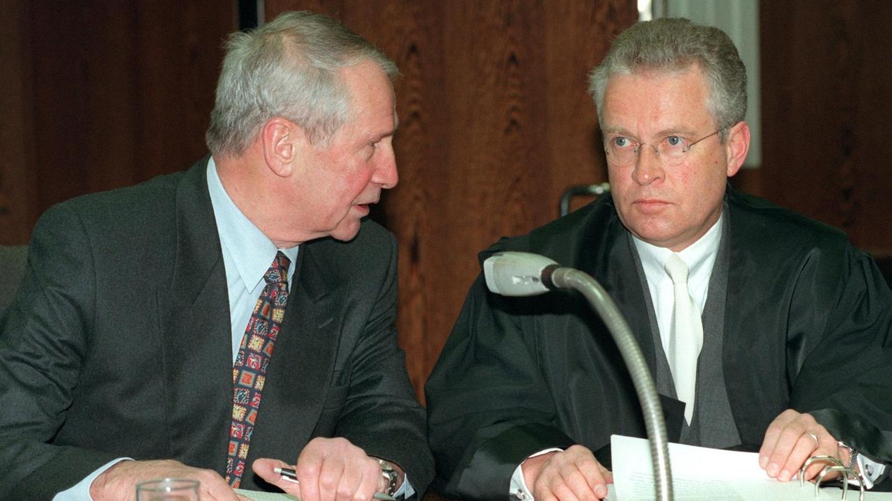 Der frühere DDR-Spionagechef Markus Wolf (l.) berät sich am 8.1.1997 vor Beginn des zweiten Prozeßtages im Gerichtssaal des Oberlandesgerichtes Düsseldorf mit seinem Verteidiger Johann Schwenn.