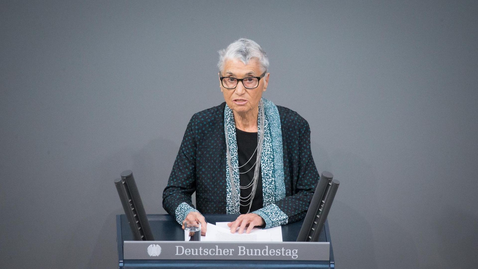 Die Holocaust-Überlebende Ruth Klüger spricht am 27.01.2016 in Berlin im Bundestag bei der Gedenkveranstaltung. Die Holocaust-Überlebende Ruth Klüger spricht am 27.01.2016 in Berlin im Bundestag bei der Gedenkveranstaltung.