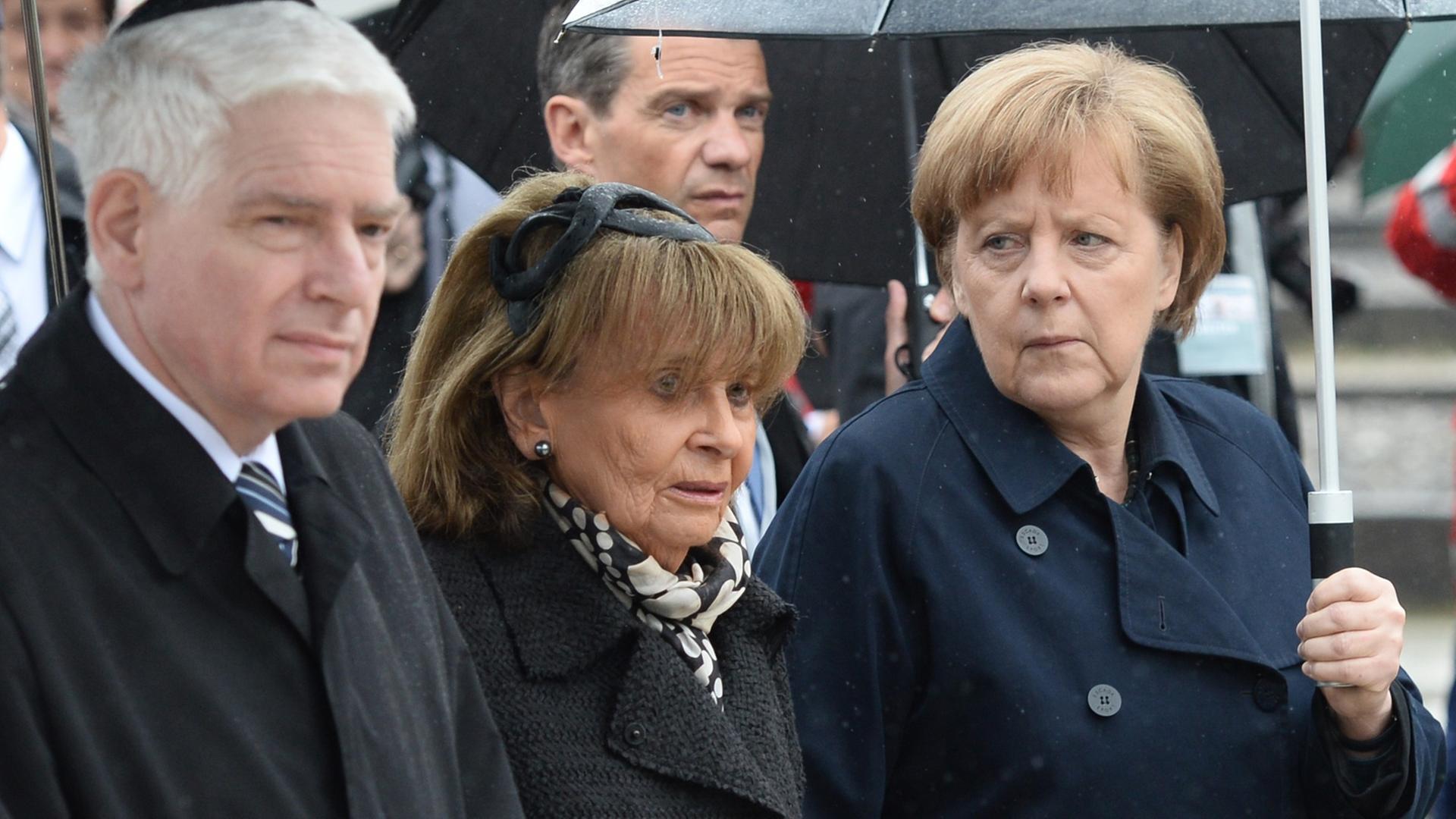 Bundeskanzlerin Angela Merkel (r, CDDU) geht am 03.05.2015 mit dem Präsidenten des Zentralrats der Juden, Josef Schuster (l), und der Präsidentin der Israelitischen Kultusgemeinde München und Oberbayern, Charlotte Knobloch, zur Zentralen Gedenkfeier anlässlich des 70. Jahrestags der Befreiung des Konzentrationslagers Dachau auf dem ehemaligen KZ-Gelände in Dachau (Bayern). Bundeskanzlerin Angela Merkel (r, CDDU) geht am 03.05.2015 mit dem Präsidenten des Zentralrats der Juden, Josef Schuster (l), und der Präsidentin der Israelitischen Kultusgemeinde München und Oberbayern, Charlotte Knobloch, zur Zentralen Gedenkfeier anlässlich des 70. Jahrestags der Befreiung des Konzentrationslagers Dachau auf dem ehemaligen KZ-Gelände in Dachau (Bayern).