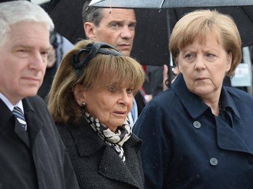 Bundeskanzlerin Angela Merkel (r, CDDU) geht am 03.05.2015 mit dem Präsidenten des Zentralrats der Juden, Josef Schuster (l), und der Präsidentin der Israelitischen Kultusgemeinde München und Oberbayern, Charlotte Knobloch, zur Zentralen Gedenkfeier anlässlich des 70. Jahrestags der Befreiung des Konzentrationslagers Dachau auf dem ehemaligen KZ-Gelände in Dachau (Bayern).