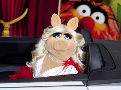 Miss Piggy fährt bei der Weltpremiere des Films "The Muppets" in Los Angeles vor.