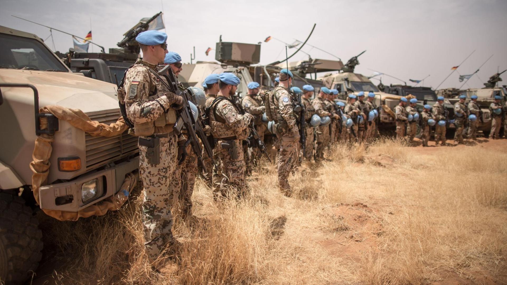 Bundeswehrsoldaten stehen am 05.04.2016 bei einer Übung im Camp Castor in Gao in Mali. Bundeswehrsoldaten stehen am 05.04.2016 bei einer Übung im Camp Castor in Gao in Mali.