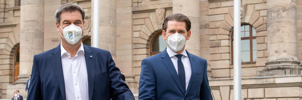 Bayern, München: Markus Söder (l, CSU), Ministerpräsident von Bayern, geht im Hofgarten vor der bayerischen Staatskanzlei zusammen mit Sebastian Kurz, Bundeskanzler von Österreich, zu einer gemeinsamen Pressekonferenz. Bayern, München: Markus Söder (l, CSU), Ministerpräsident von Bayern, geht im Hofgarten vor der bayerischen Staatskanzlei zusammen mit Sebastian Kurz, Bundeskanzler von Österreich, zu einer gemeinsamen Pressekonferenz.